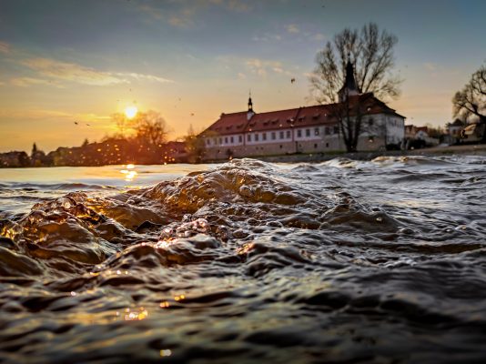 Mušky laškující nad žhavou večerní řekou | foto: Daniel David | 2. místo kategorie 3 (nad 18 let)