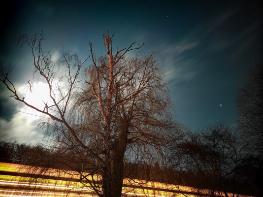 Nekonečnost vesmíru protnuta lidskou pomíjivostí | foto: Daniel David